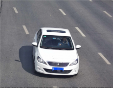 青岛胶州交警对近期部分开车接打电话车辆进行曝光