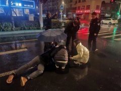 办案途中偶遇事故,城阳红岛派出所民警雨中紧急施救送医