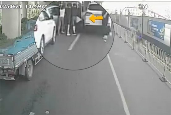 寻找最美身影:青岛街头抬车救人的你们在哪里?