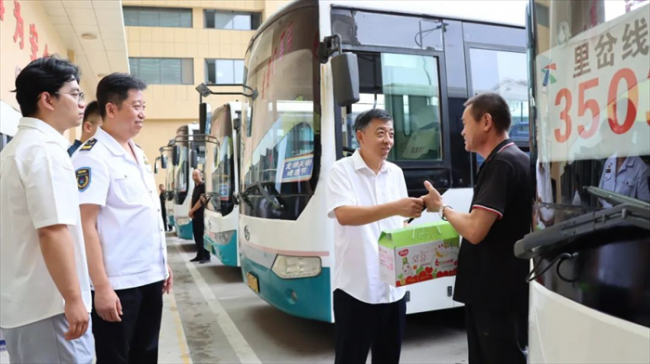 胶州市总工会领导到胶州交通发展集团开展送清凉活动