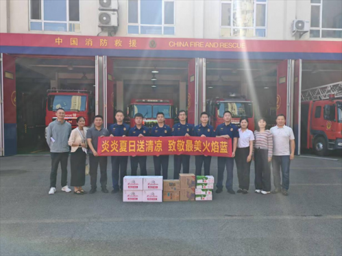 山东城发青岛城市公司为消防战士送清凉 共筑社区安全防线