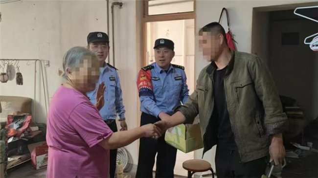 青岛民警张荣:社区平安的 “深耕者” 百姓心中的 “贴心人”