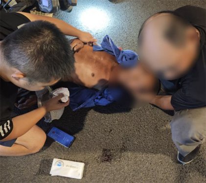 胶州公安:“穿没穿警服都一样!”外出途中秒出警,及时救助暖民心