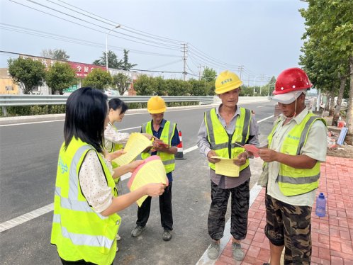普法宣传零距离,强化爱路护路意识 ——青岛市公路中心开展公路普法宣传活动