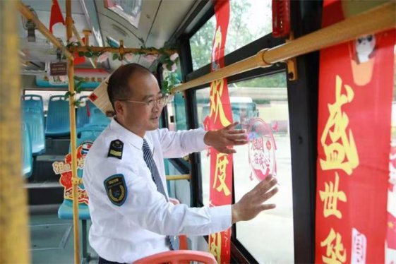 青岛城阳巴士匠心打造国庆主题车厢,让出行满溢“中国红”!