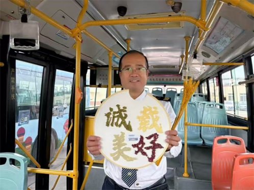 青岛城阳巴士变身“移动粮仓”!多线路主题巴士传递节约新风尚