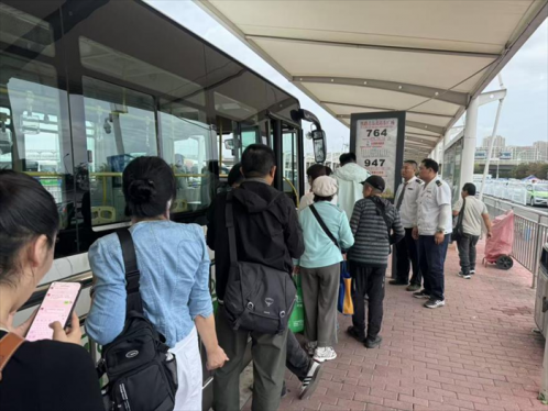 萤火微光聚暖城,青岛城阳巴士志愿者绘就文明出行风景线