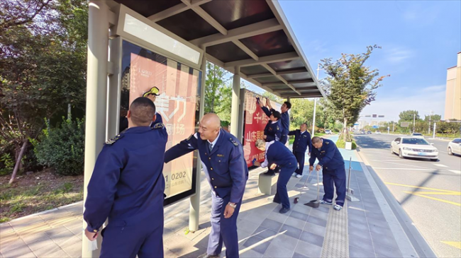 清理公交站牌 美化出行环境 青岛城阳巴士用行动助力城市文明