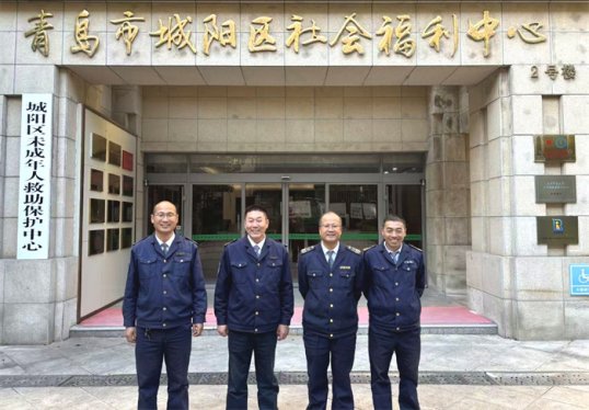 城阳巴士“萤火之光”志愿团队与空巢老人的“跨代亲情”:十年重阳暖相伴