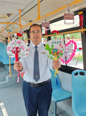 流动的非遗馆:公交车厢里,藏着指尖传承的温情