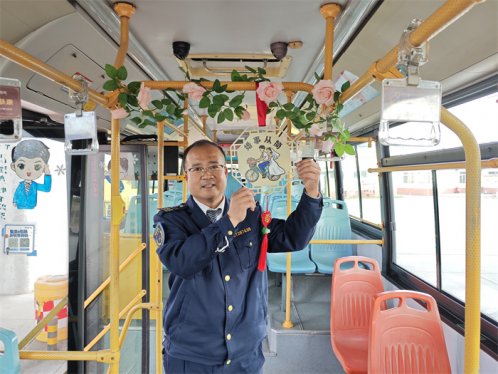 374路公交变身“文明课堂” 手绘传递移风易俗新风尚