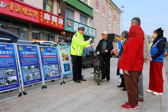 头盔 “戴” 安全 执法护出行 胶州交警开展电动车不戴头盔专项整治