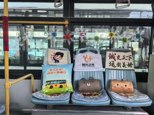 暖冬出行有温度!城阳巴士打造主题车厢,细节里藏着民生暖意