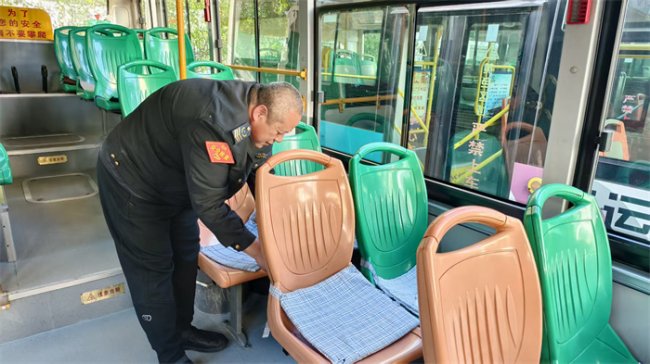 青岛胶州市:暖心坐垫映初心 公交温情暖寒冬