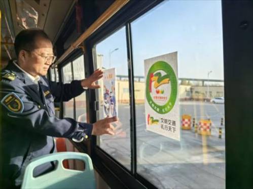 全国交通安全日“萤火之光”志愿者多维联动守护市民出行——主题车厢、趣味课堂与暖心护航共筑平安路