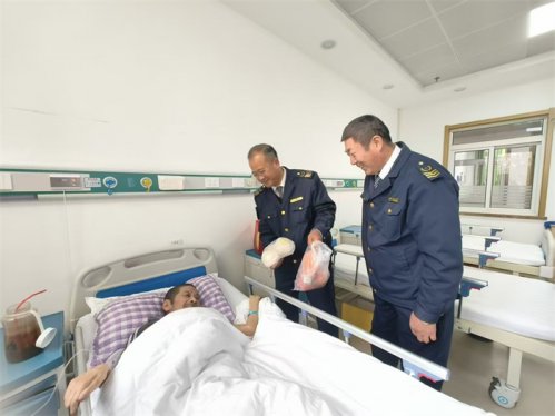 【国际残疾人日特别行动】城阳巴士“萤火之光”志愿者十年温情守护,为空巢残疾老人点亮“暖冬”