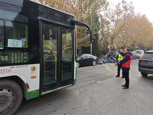 志愿微光暖旅途 携手共筑平安行 “萤火之光”开展交通劝导与助老服务