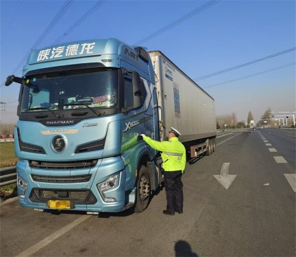 胶州交警强化重型货车违法整治 筑牢道路安全防线