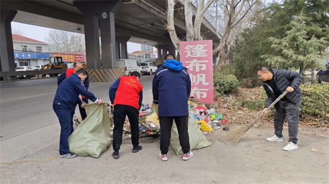 寒潮中跃动的“萤火”城阳巴士志愿者为城市扫出一条“温暖通道”