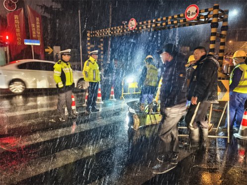 迎战入冬首场雪!交管市北区大队“冬季守护”在一线